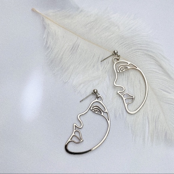 Parisian Vibe Portrait Earrings - Picture 4 of 8